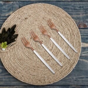 Stylish set of dessert forks